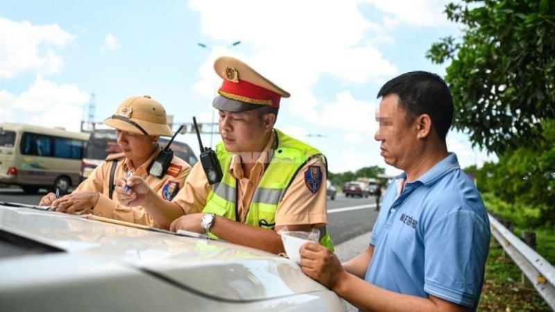 Lỗi vượt đèn đỏ ô tô phạt bao nhiêu năm 2025 theo Nghị định 168? Lỗi xe ô tô vượt đèn đỏ có cần trích xuất hình ảnh