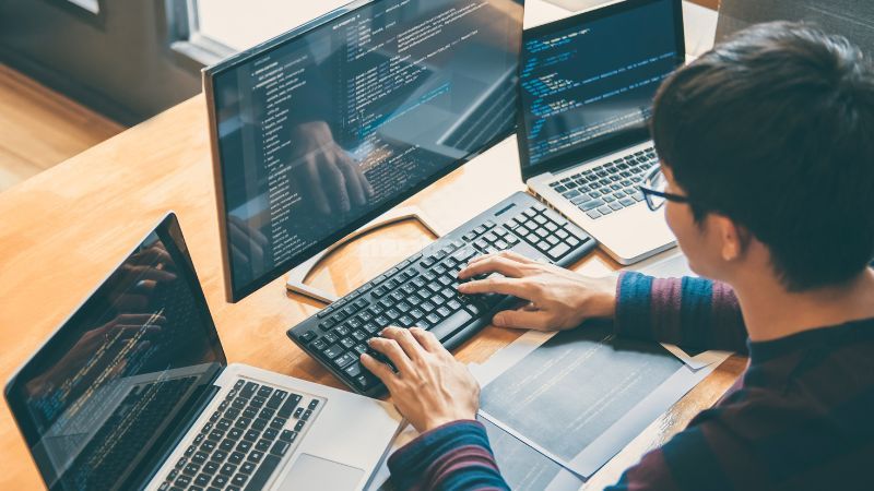 Backend là gì? Tìm hiểu vai trò cốt lõi của Backend Trau dồi kiến thức về hệ điều hành, hosting và CSDL