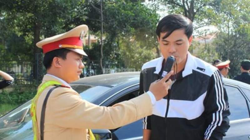 Người điều khiển ô tô trên đường mà trong máu hoặc khí thở có nồng độ cồn đều bị xem là vi phạm