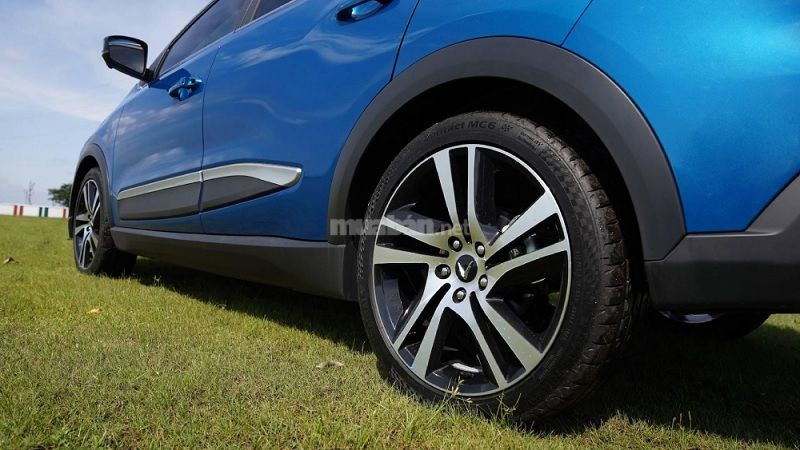 Giá xe Vinfast VF e34: Giá lăn bánh và niêm yết cập nhật 2025 Xe được trang bị bộ lốp Continental kích thước 215/45R18