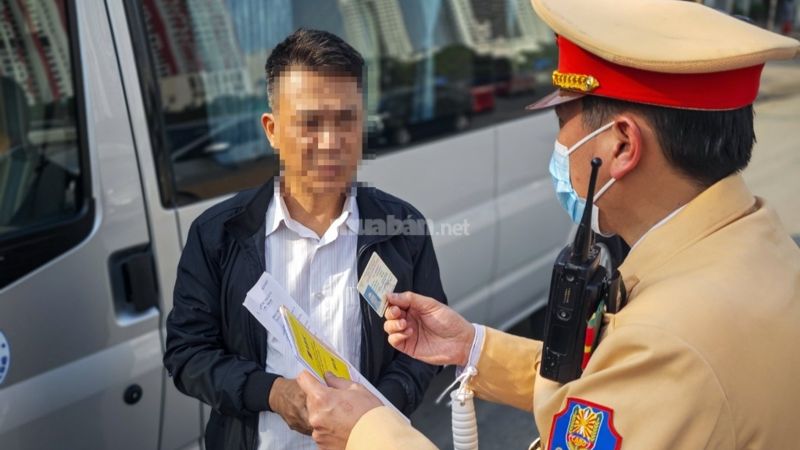 Lỗi đè vạch ô tô phạt bao nhiêu? Cập nhật quy định mới nhất Nếu ô tô đè vạch và gây tai nạn giao thông, tài xế sẽ bị trừ 10 điểm bằng lái