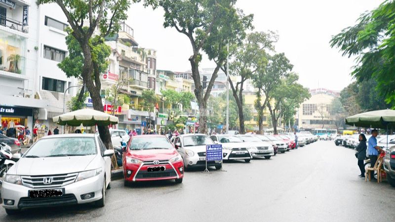 Lỗi dừng đỗ xe ô tô dưới lòng đường phạt bao nhiêu? Cập nhật quy định mới nhất Lỗi dừng đỗ xe ô tô dưới lòng đường