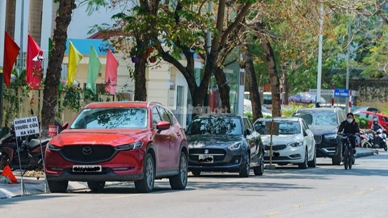 Lỗi dừng đỗ xe ô tô dưới lòng đường phạt bao nhiêu? Cập nhật quy định mới nhất Nắm rõ các quy định để tránh vi phạm lỗi dừng đỗ xe ô tô dưới lòng đường