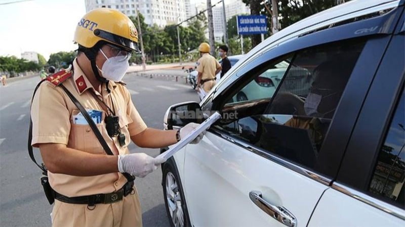 Lỗi dừng đỗ xe ô tô dưới lòng đường phạt bao nhiêu? Cập nhật quy định mới nhất Lỗi dừng đỗ xe ô tô dưới lòng đường sai quy định dao động từ 800.000 đến 1.000.000 đồng
