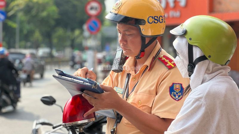 200.000-300.000 đồng là mức phạt thường thấy cho việc không mang bằng