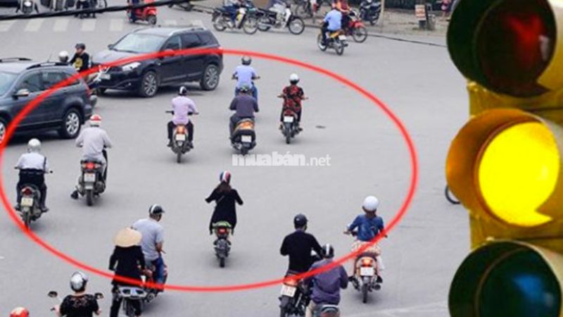 Các lỗi vi phạm giao thông xe máy thường gặp và mức phạt Vi phạm đèn tín hiệu, biển báo và hiệu lệnh giao thông
