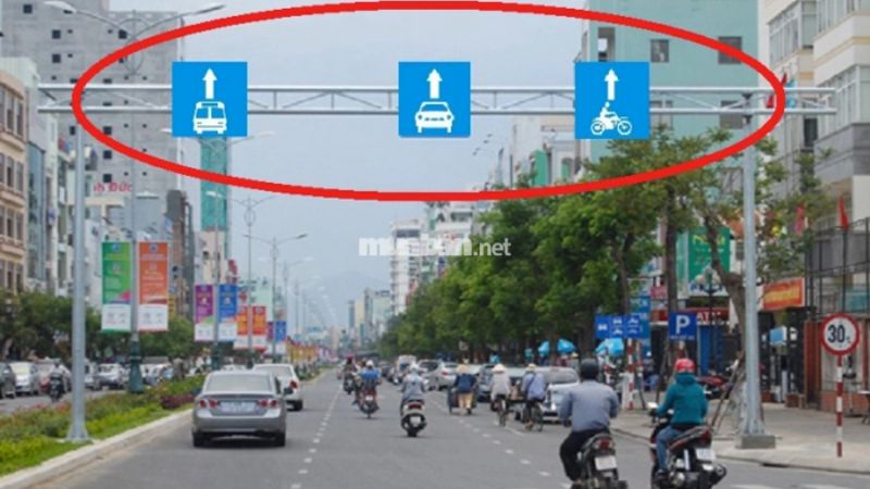 Các lỗi vi phạm giao thông xe máy thường gặp và mức phạt Vi phạm quy định về dừng, đỗ, chuyển làn, chuyển hướng, đi vào đường cấm