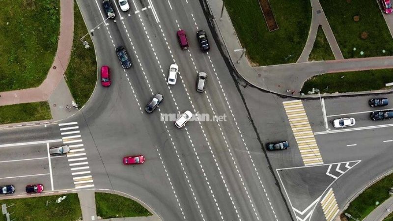 Mức phạt lỗi chuyển làn không xi nhan ô tô mới nhất 2025 Khi nào bắt buộc phải bật xi nhan khi chuyển làn