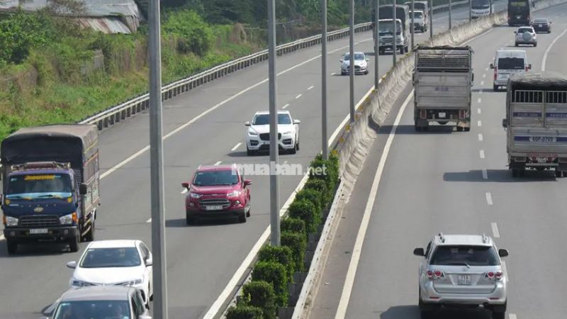 Mức phạt lỗi chuyển làn không xi nhan ô tô mới nhất 2025 Bật xi nhan chậm khi đã chuyển làn, rẽ hướng