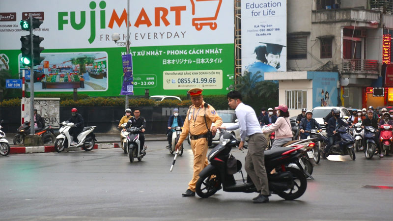 Mức xử phạt đối với lỗi đi ngược chiều xe máy quy định 2025 Lỗi đi xe máy ngược chiều bị xử lý như thế nào nếu gây ra tai nạn?