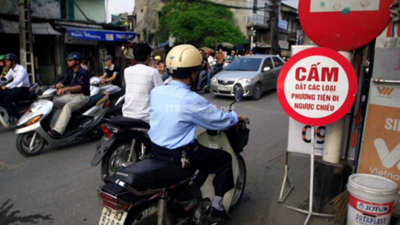 Mức xử phạt đối với lỗi đi ngược chiều xe máy quy định 2025 Người lái xe máy sẽ bị xử phạt khi thực hiện hành vi đi ngược chiều