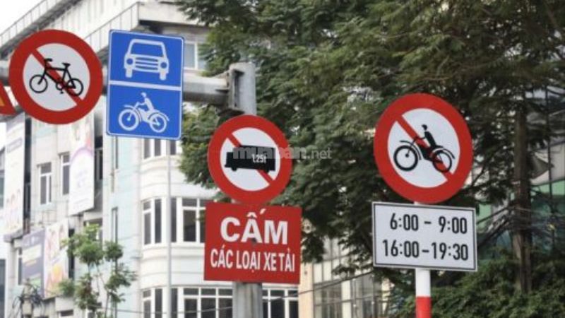 Lỗi Đi Vào Đường Cấm Xe Máy: Mức Phạt Mới Và Lưu Ý Cần Biết Người lái xe cần tập trung quan sát hệ thống biển báo giao thông trên tuyến đường