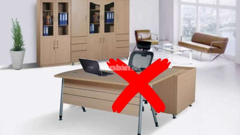 Hướng bàn làm việc phong thủy giúp tăng tài lộc và hiệu suất Đặt bàn làm việc ở giữa phòng là một trong những điều cần tránh
