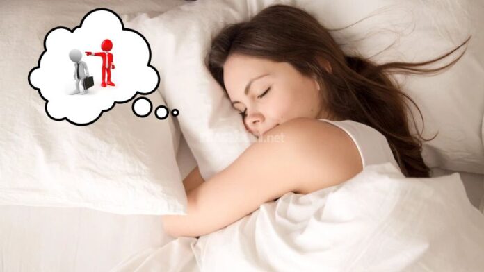 mơ thấy bị đuổi việc