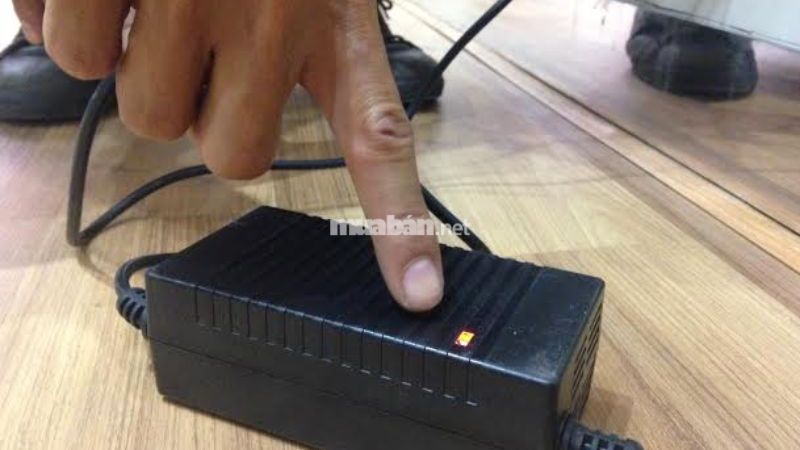 Đèn báo bộ sạc không sáng hoặc nhấp nháy