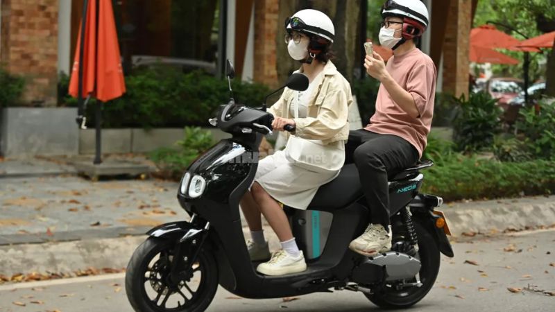 Tuân thủ luật giao thông khi sử dụng xe máy điện