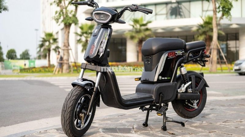 Tùy từng dòng, xe có thể nặng từ 70 - 200kg, gây khó khăn khi dắt