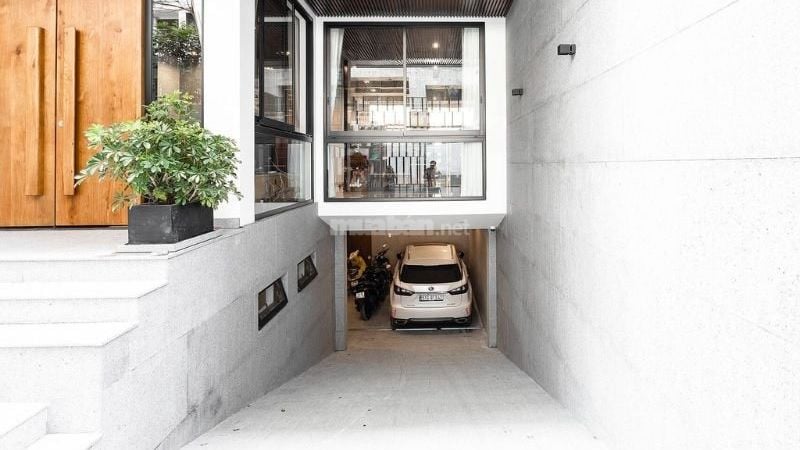 Tầng bán hầm có thiết kế nửa chiều cao nằm dưới lòng đất và nửa còn lại nằm trên mặt đất