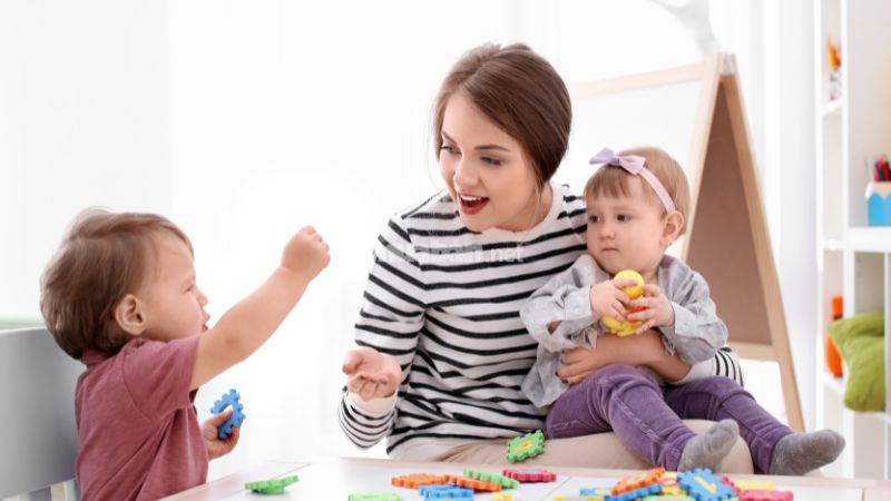 Trông coi trẻ (babysitter)