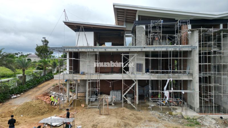 Xây nhà phần thô là giai đoạn đầu tiên trong quá trình thi công