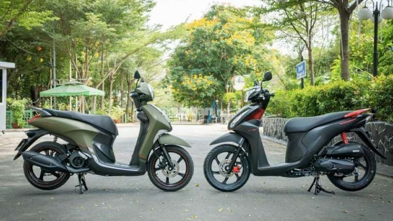 Dựng chân chống giữa, đặt xe ở trạng thái cân bằng để dễ dàng quan sát