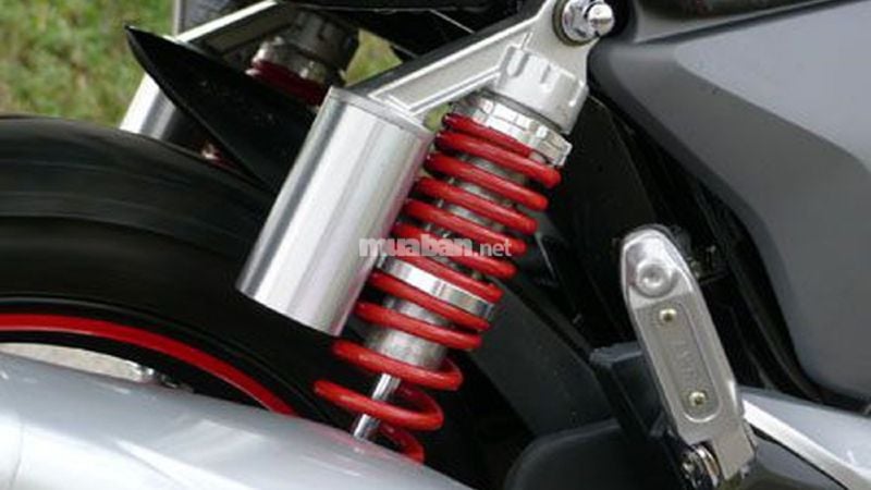Nhún thử phần đầu và đuôi xe để kiểm tra độ đàn hồi