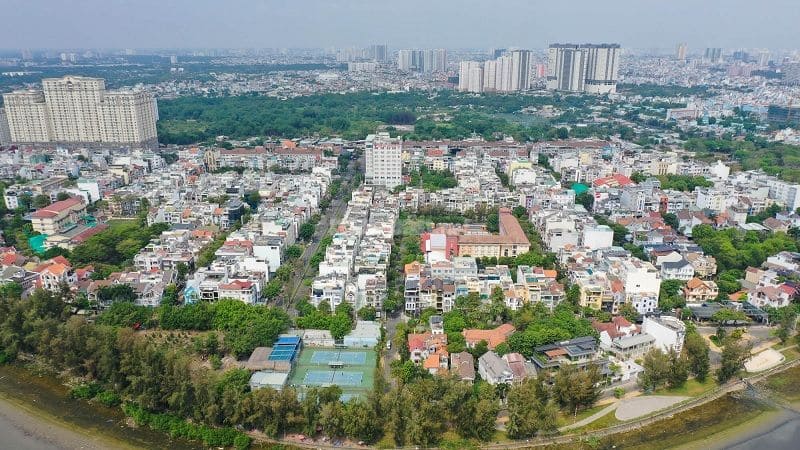 Tìm hiểu nguồn gốc hoặc hỏi các hàng xóm xung quanh về lịch sử ngôi nhà mà bạn đang muốn mua