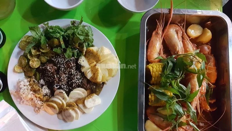 Tôm càng sốt đậm đà và bò nướng lá chanh ăn kèm rau sống tại Kậu Ba Quán.