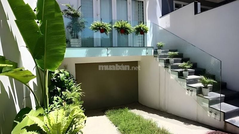 Mẫu 10: Nhà có tầng bán hầm được thiết kế với nhiều cây xanh