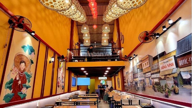 Không gian sang trọng tại Lẩu gà lá é Vạn Quán
