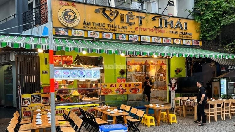 Không gian vỉa hè mát mẻ tại Ẩm thực Việt Thái