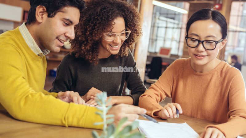 Làm việc chặt chẽ với chủ nhà hoặc các bên liên quan