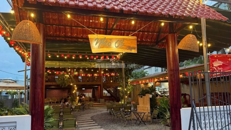 Nhỏ Ơi Coffee - Không gian rộng rãi, trang trí đèn lồng ấm cúng, thích hợp cho buổi hẹn nhẹ nhàng cùng bạn bè.