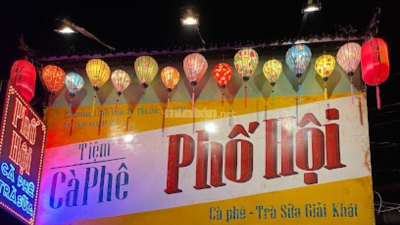 KQuán cà phê Phố Hội - Không gian đậm chất Hội An với đèn lồng rực rỡ, mang lại cảm giác hoài niệm, bình yên.