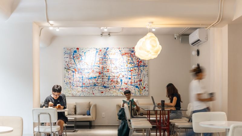 Tông màu sáng chủ đạo của Ssense Coffee