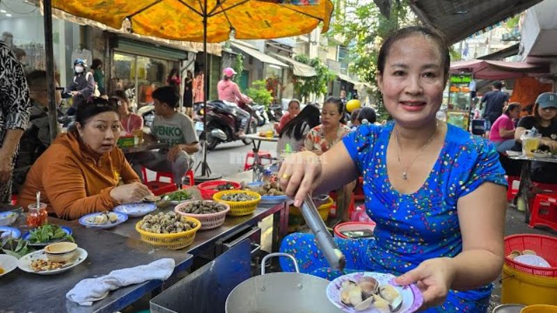 Ốc 3 Bà Già – Thân thiện, gần gũi, nổi bật với ốc bươu nhồi thịt, nghêu hấp thái.