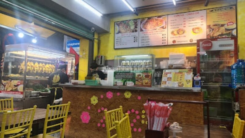 Không gian quán ăn ấm cúng tại Gà Ta Ngon Số 1