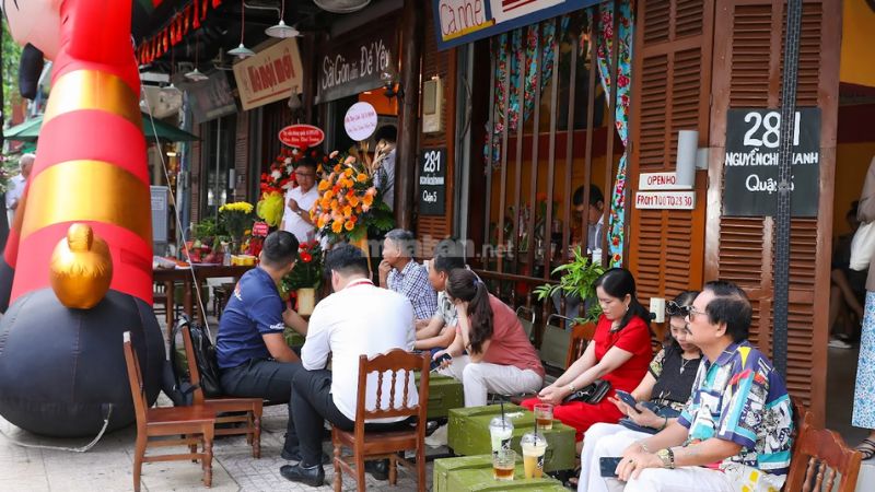 Gấm Coffee Organic – Phong cách mộc mạc, gần gũi, có không gian ngoài trời khách ngồi trò chuyện.