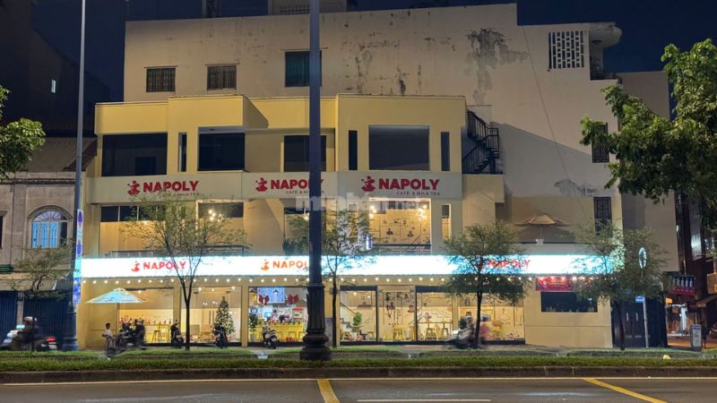 Napoly Café & Milk Tea – Quán rộng rãi nhiều tầng, nổi bật với ánh sáng sáng sủa, dễ nhận diện.