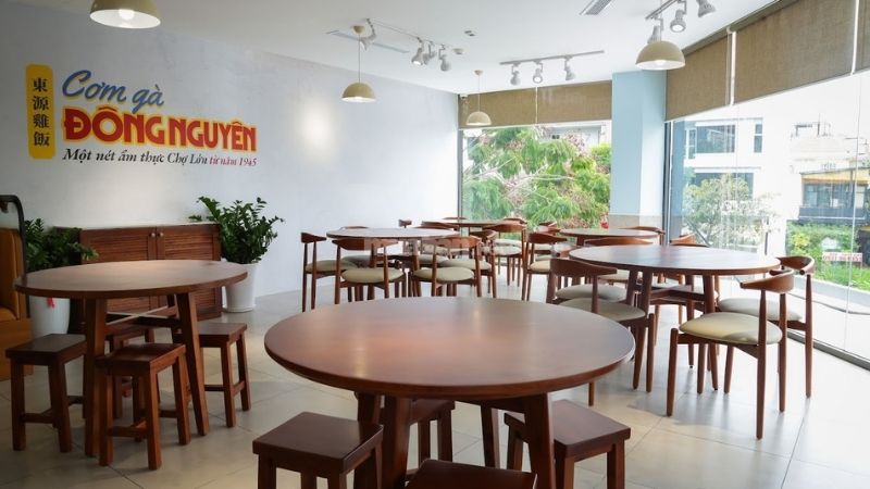 Cơm gà Đông Nguyên đảm bảo không gian rộng rãi, mát mẻ cho khách hàng