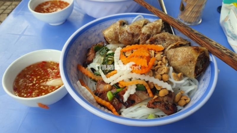 Bún thịt nướng chả giò - Nguyễn Trung Trực