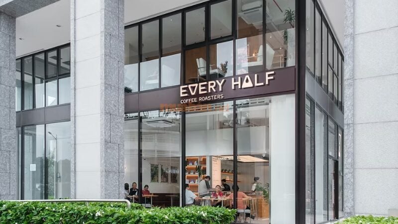 Không gian bên ngoài quán Every Half Midtown (Nguồn: Internet)