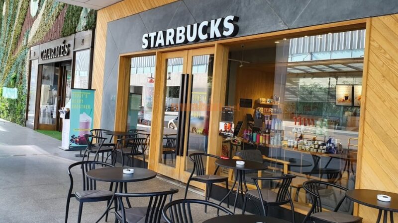 Thiết kế bên ngoài của Starbucks Coffee – Crescent Mall (Nguồn: Internet)