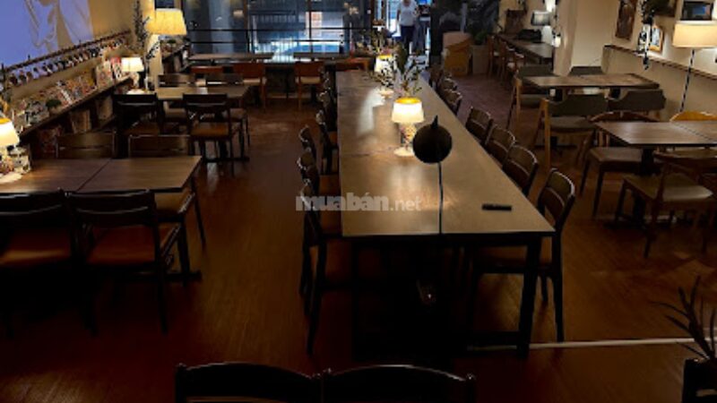 Chốn Riêng Café sở hữu không gian yên tĩnh với tông màu nâu trầm và ánh đèn vàng ấm áp