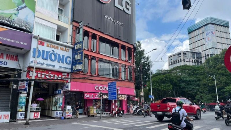 Dự đoán xu hướng thuê mặt bằng năm 2026 Thương mại điện tử phát triển mạnh khiến giá thuê mặt bằng trung tâm TP.HCM dự kiến ổn định hoặc giảm nhẹ.