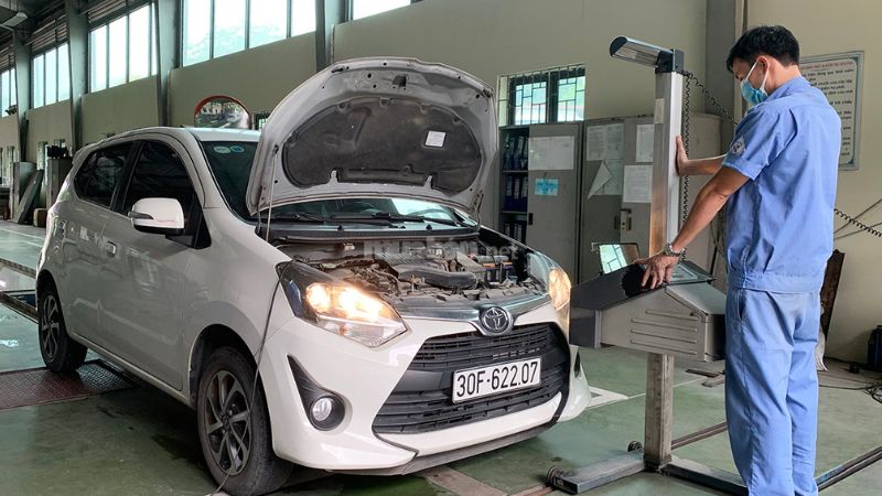 Kiểm tra thật kỹ ngoại thất và động cơ xe cũng là một tips kinh nghiệm mua mua ô tô cũ dịp cuối năm 