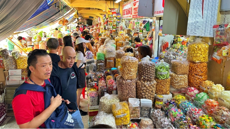 Bán bánh kẹo Tết là công việc được tuyển dụng phổ biến