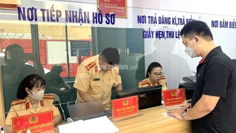 Tiến hành nộp lệ phí để nhận biển số, giấy đăng ký xe