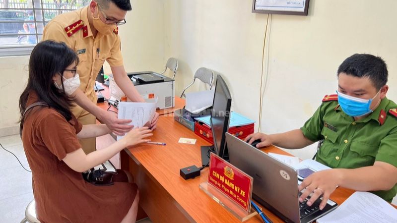 Thực hiện thủ tục sang tên xe máy