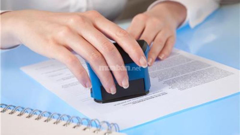 Hợp đồng mua bán xe cũ phải được công chứng hoặc chứng thực theo quy định.